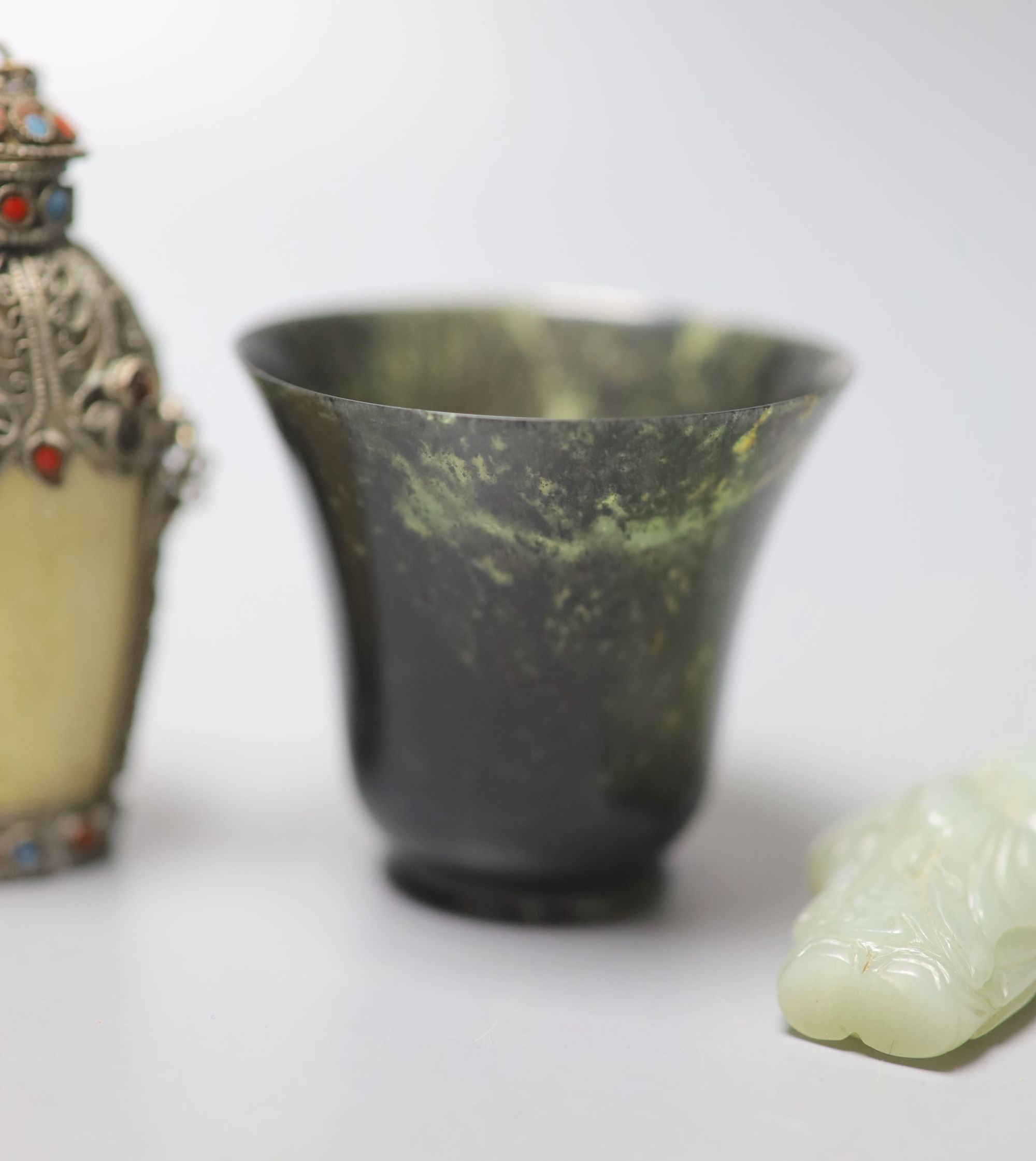 Assorted Chinese small items, including a celadon jade figure of a boy grasping a lotus leaf, 6.7cm, snuff bottle, cloisonne enamel cup